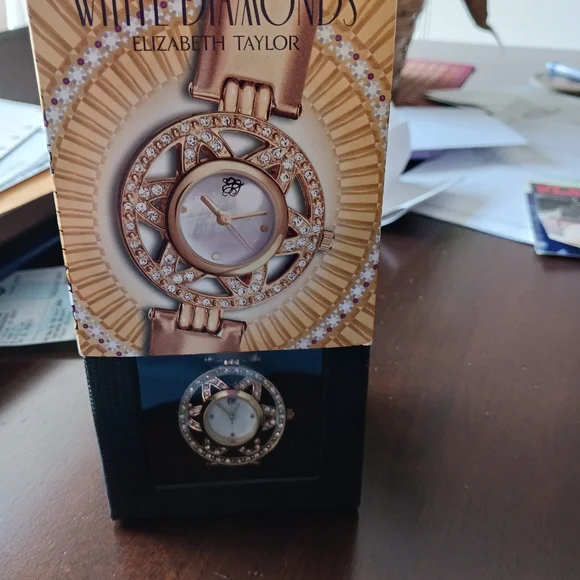 Elegant Gold Women's Watch Whitle Diamond - Picture 4 of 4